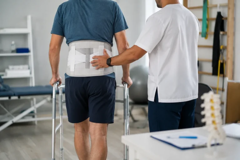 Patient en rééducation après une arthrodèse L5-S1 avec aide à la marche